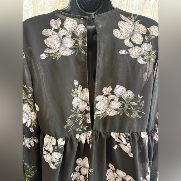 Black Floral V-Neck Peplum Tunic with Bell Sleeves - Picture 5 of 5